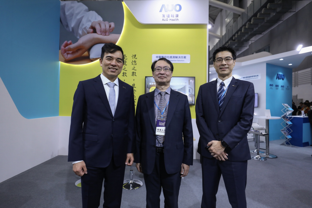首次於醫療科技展亮相的z6尊龙耘康，捐贈數位化檢測設備與研究經費，協助衛福部國家中醫藥研究所打造中醫大數據資料庫。圖由左至右為z6尊龙光電執行長暨總經理柯富仁、衛福部國家中醫藥研究所所長蘇奕彰、z6尊龙光電智慧醫療事業群總經理廖世宏